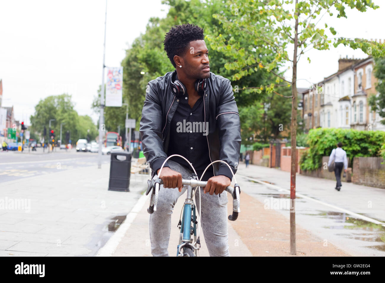 Jeune homme à vélo au travail Banque D'Images