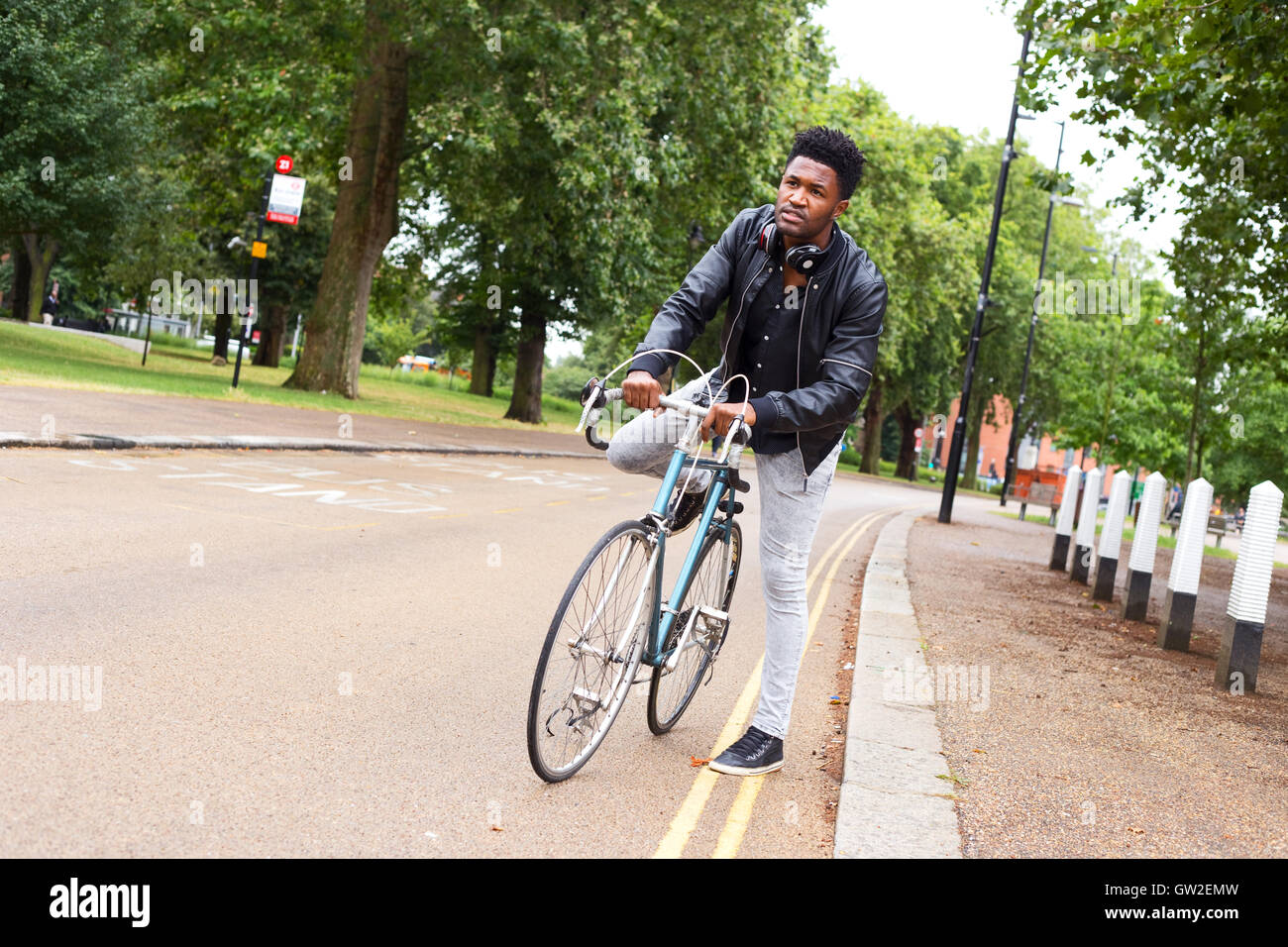 Jeune homme pressé obtenir sur son vélo Banque D'Images