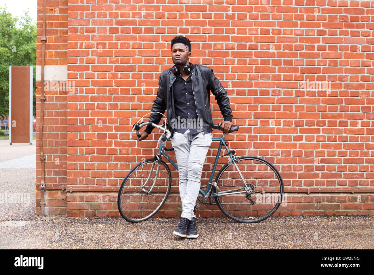 Jeune homme avec son vélo Banque D'Images