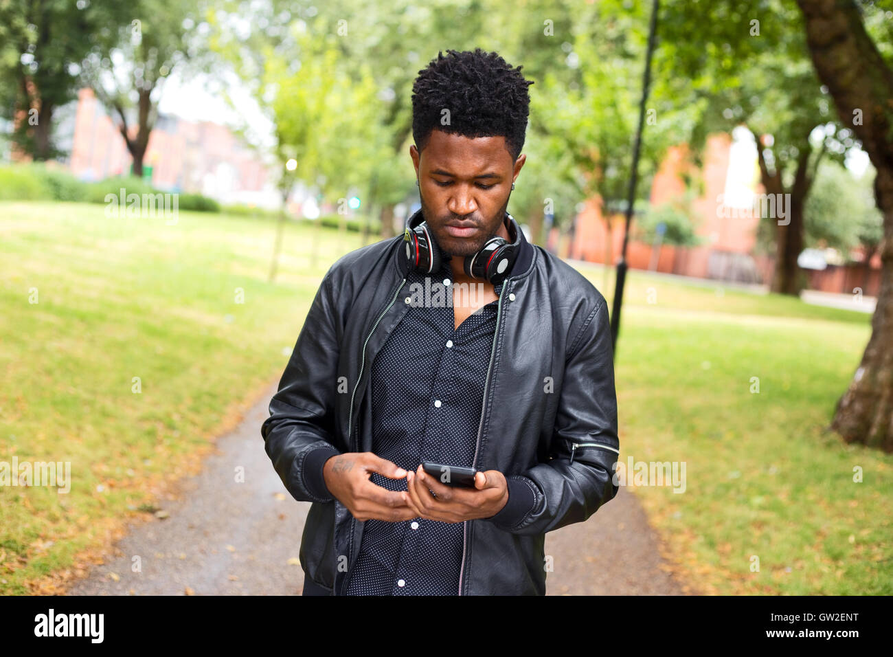 Jeune homme contrôler son téléphone Banque D'Images