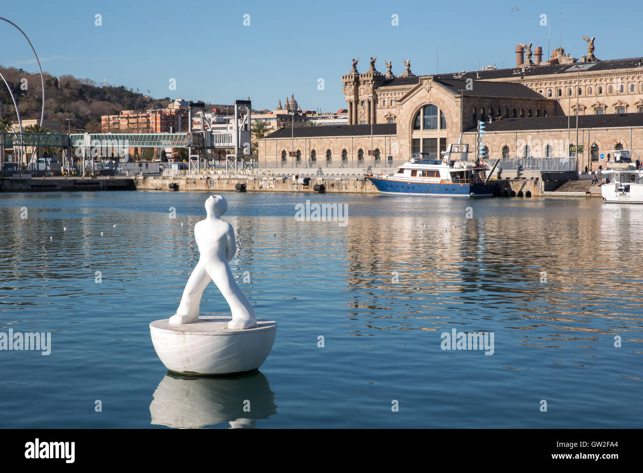 L'observation des étoiles par l'artiste sculpture "iraestels' dans le port, Barcelone, Espagne. Banque D'Images