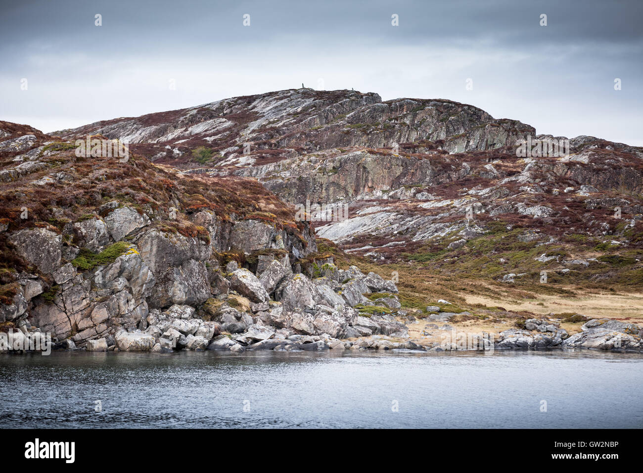 La côte de la mer de Norvège, en vertu de l'sloudy paysage côtier pittoresque sky Banque D'Images