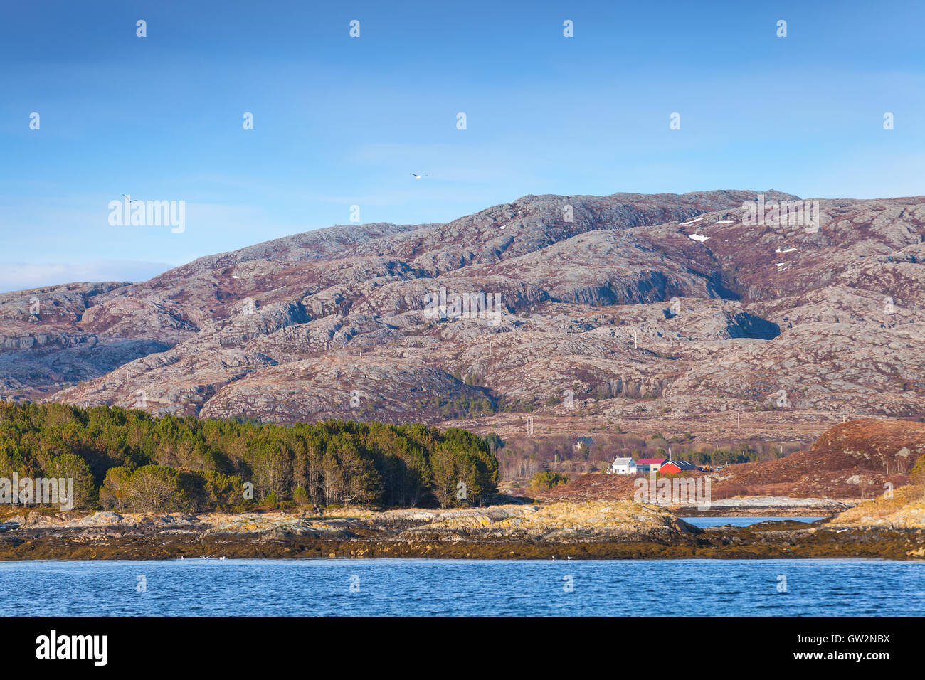 Paysage du nord de la Norvège traditionnels avec de petites maisons et granges sur la côte de la mer Banque D'Images