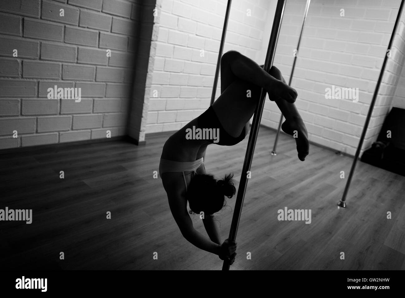 Aboultaif Valeria, une jeune danseuse, pôle colombien montre son flexibilité durant une session de formation pole dance à l'Academia Pin Up, un studio de danse à Medellín, Colombie. Banque D'Images