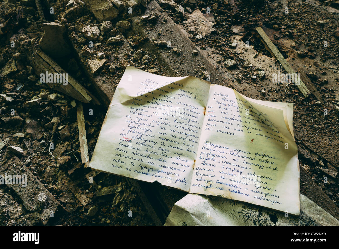 Les conséquences de la pollution nucléaire après la catastrophe de Tchernobyl. Le cahier sur les ruines de marbre de l'ancien SC Banque D'Images