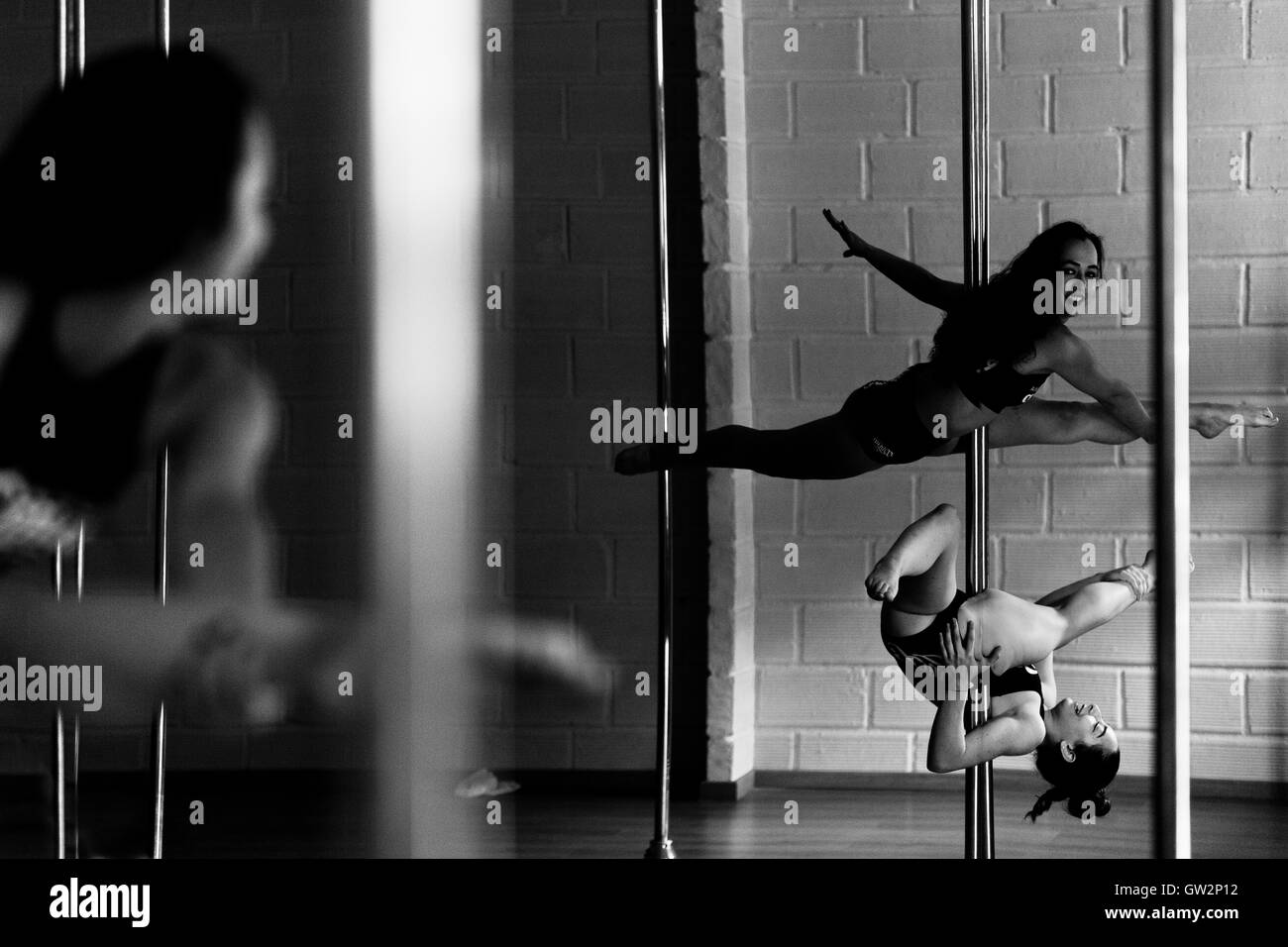 Carolina Echavarria et Valeria Aboultaif, les jeunes danseurs, pôle colombien effectuer au cours d'une session de formation pole dance dans le monde universitaire Pin Up à Medellín, Colombie. Banque D'Images