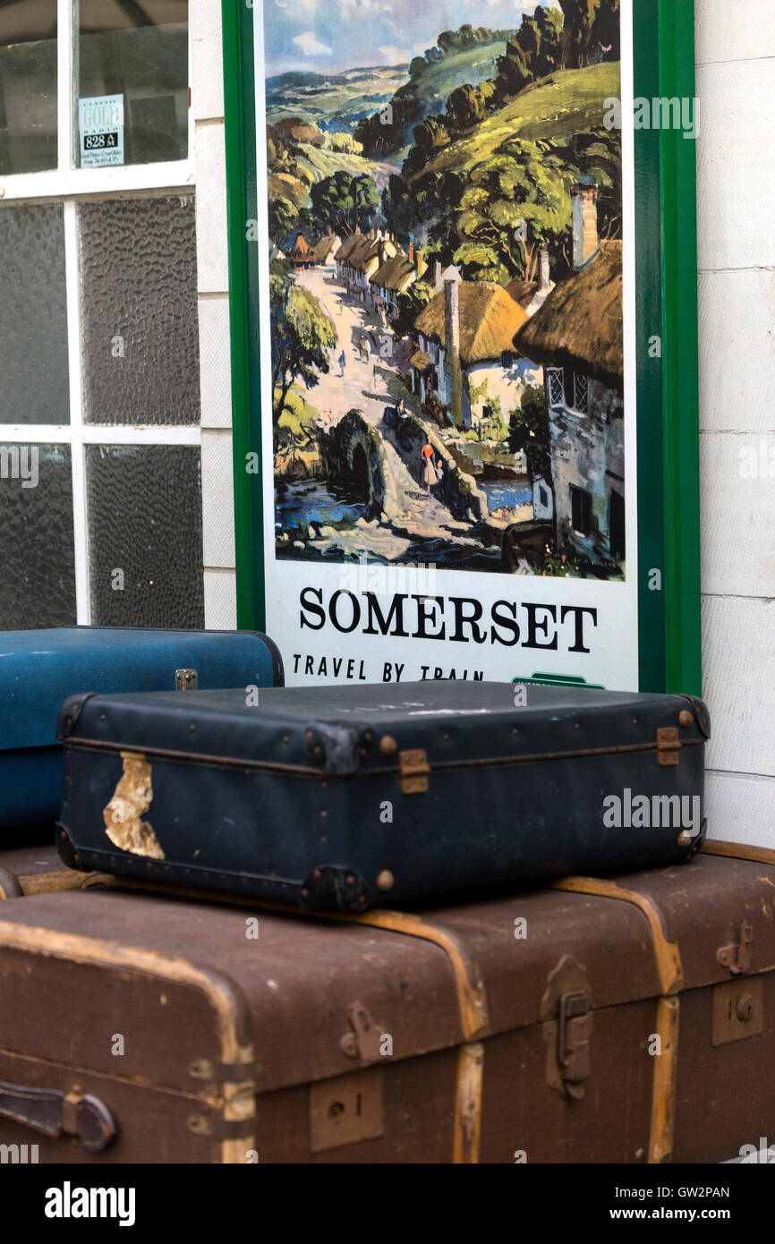 Valises sur un quai de gare, avec Somerset 1960 poster voyage vacances Swanage Dorset England UK Railway station Banque D'Images