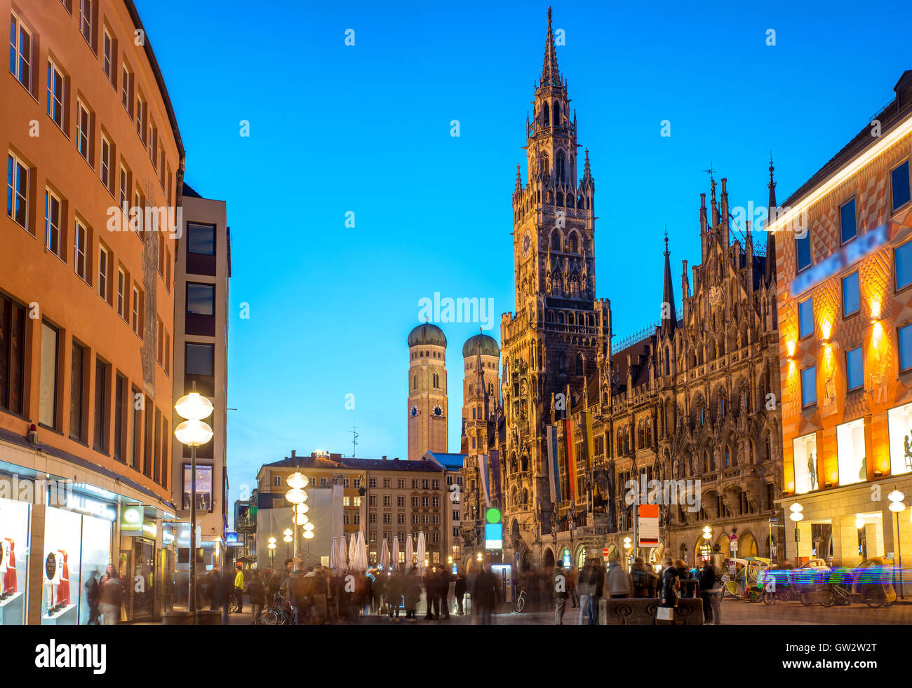 La place Marienplatz à Munich, Ville de l'Allemagne. Ancien hôtel de ville et l'église Frauenkirche de nuit à Munich, Allemagne. Banque D'Images