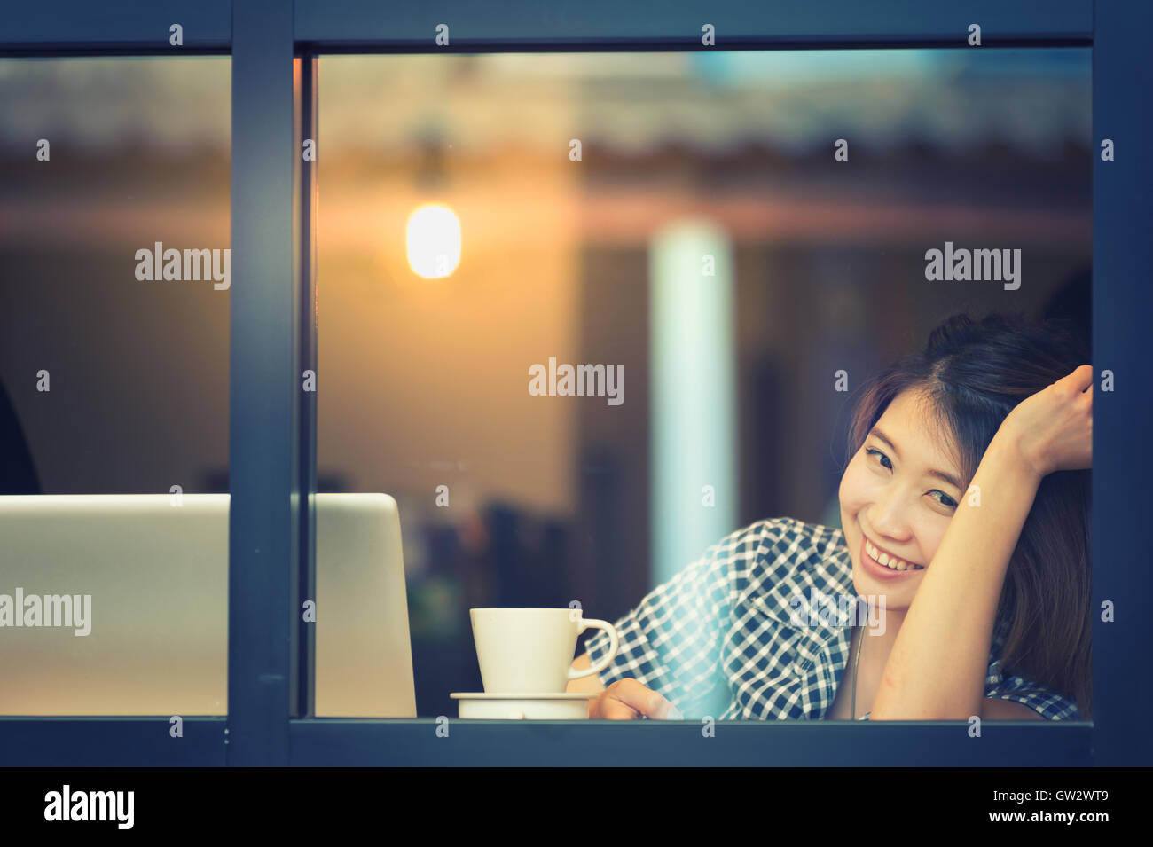 Asie happy woman sitting at table bar détendez-vous sur les jours de vacances , concept. Banque D'Images
