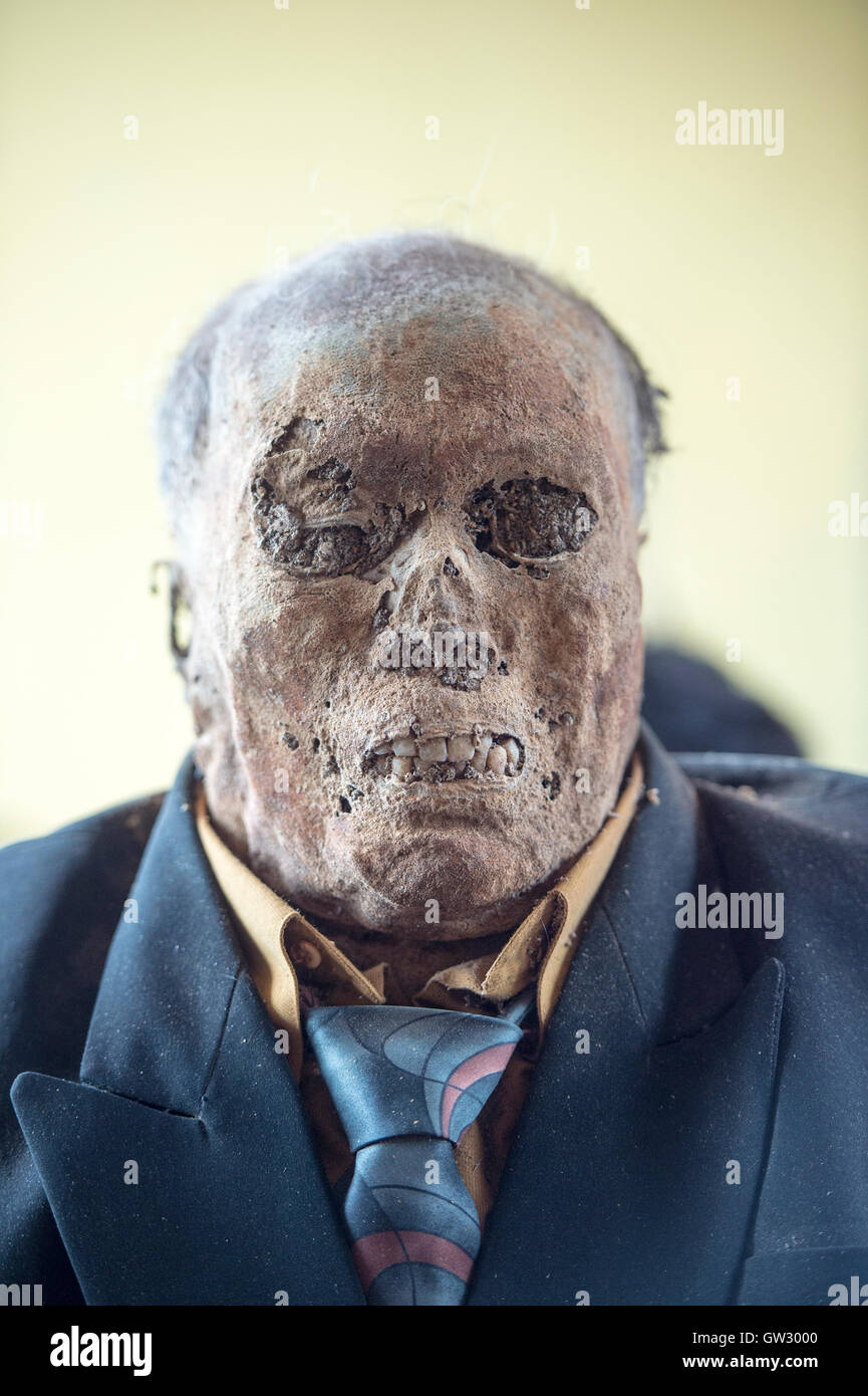 Le corps mort d'élever par la mort des parents de nettoyer leurs cadavres pendant ma'nenen les rituels dans le Nord, l'Indonésie Toraja. Banque D'Images