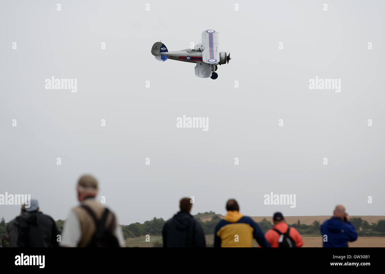 Un Gloster Gladiator Mk II vole au-dessus de la foule pendant la Duxford Air Show 2016 à l'Imperial War Museum de Duxford, Cambridgeshire. Banque D'Images