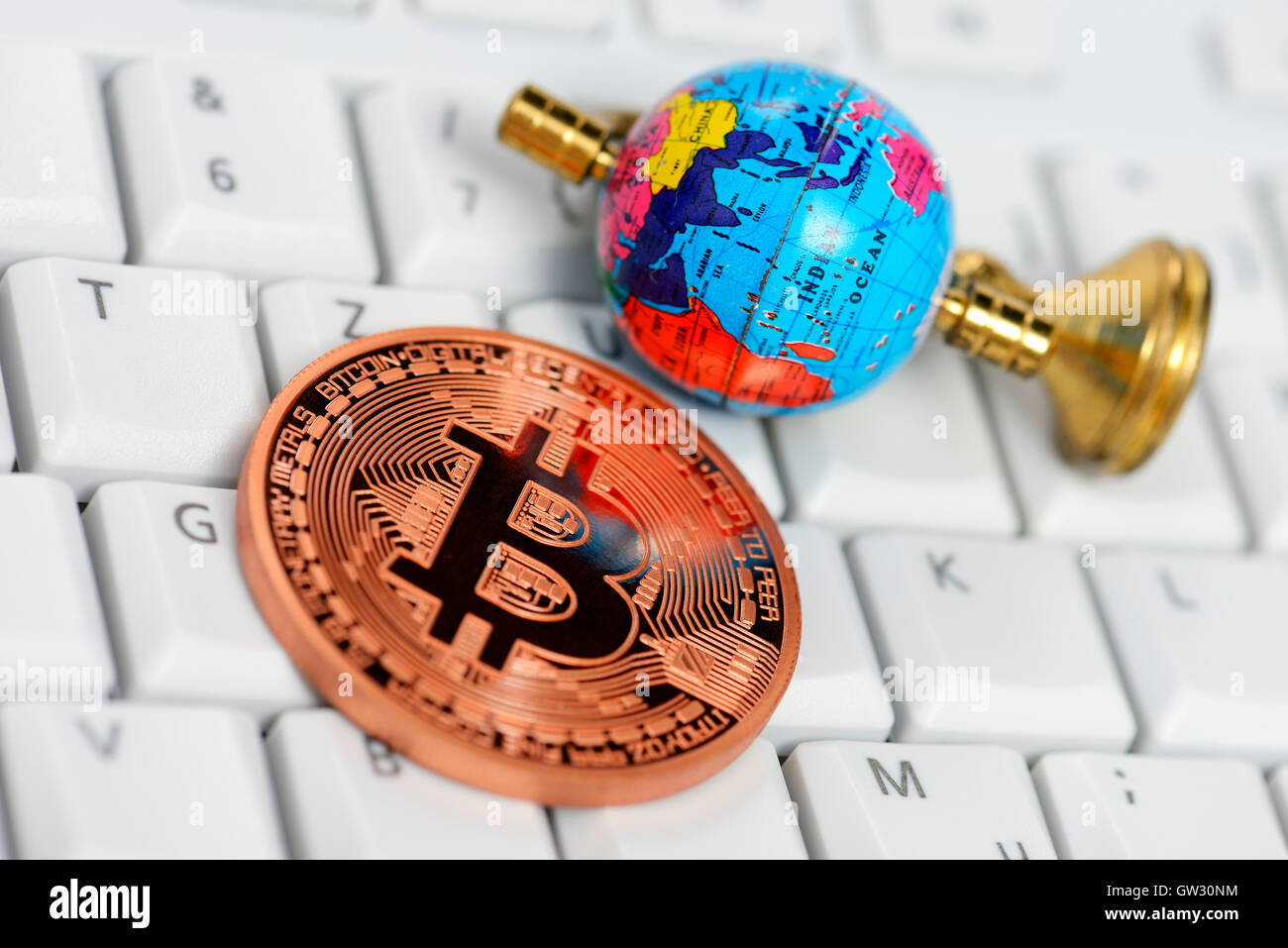 Et Bitcoin globe miniature sur clavier d'ordinateur, de l'argent virtuel Banque D'Images