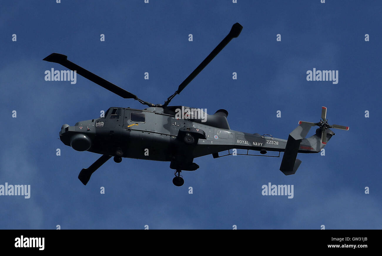 Une paire d'AgustaWestland Lynx Wildcat HMA2 hélicoptères militaires sur la rivière Mersey à Liverpool. Banque D'Images