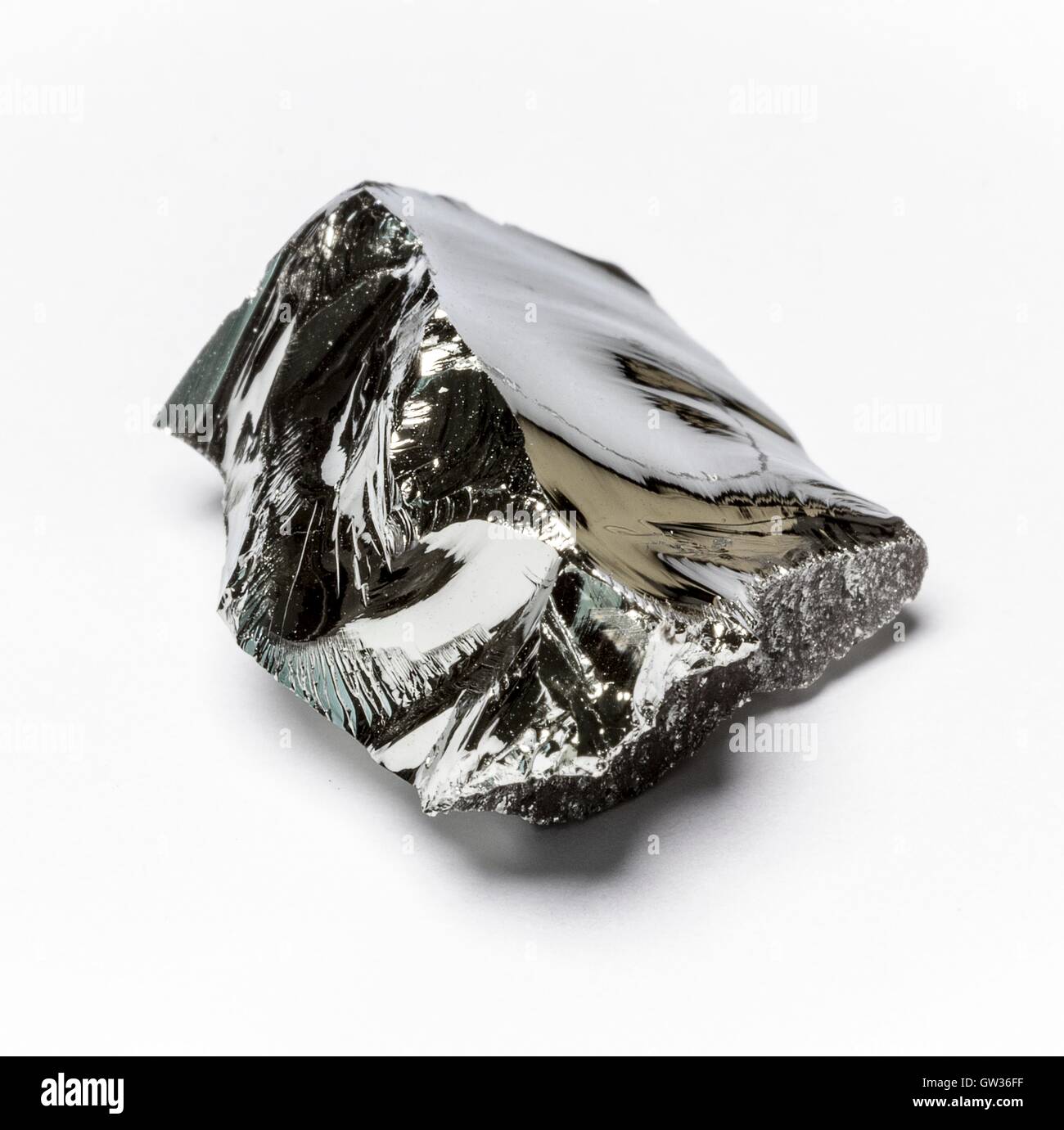 Le Germanium, macrophotographie. Échantillon de l'élément métalloïde le germanium (Ge). Le germanium est un disque brillant, blanc grisâtre, dans le groupe carbone métalloïde, chimiquement similaire à ses voisins de l'étain et du groupe de silicium. Le germanium est un important tapis de semi-conducteurs Banque D'Images