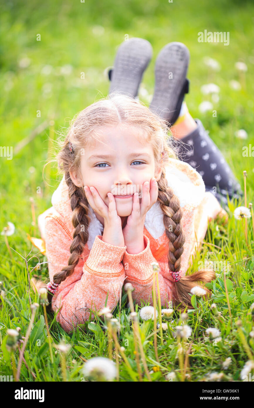 Douce jeune fille tenant un toth holding cookies dans sa main sur la nature Banque D'Images