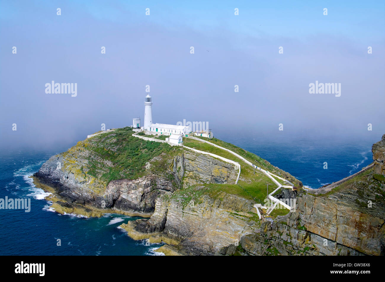 Sea mist rolling in South Stack, à Hamburg, au Pays de Galles Banque D'Images