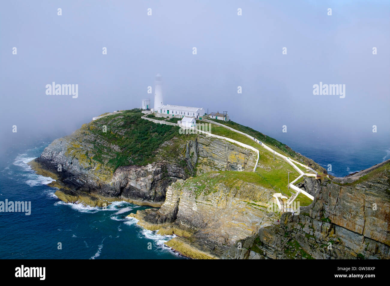 Sea mist rolling in South Stack, à Hamburg, au Pays de Galles Banque D'Images