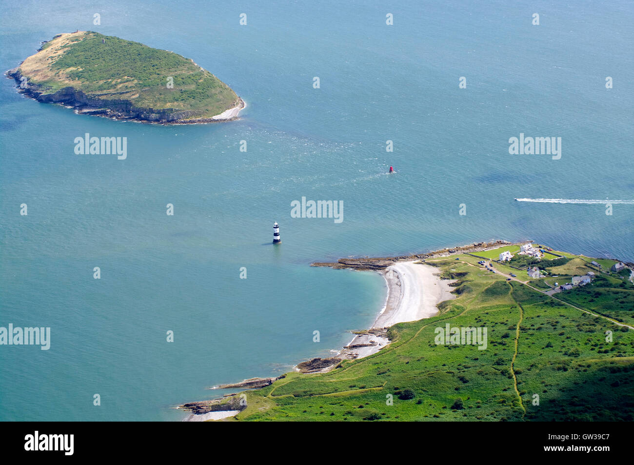 Vue aérienne de Penmon phare, Anglesey, Pays de Galles, Banque D'Images