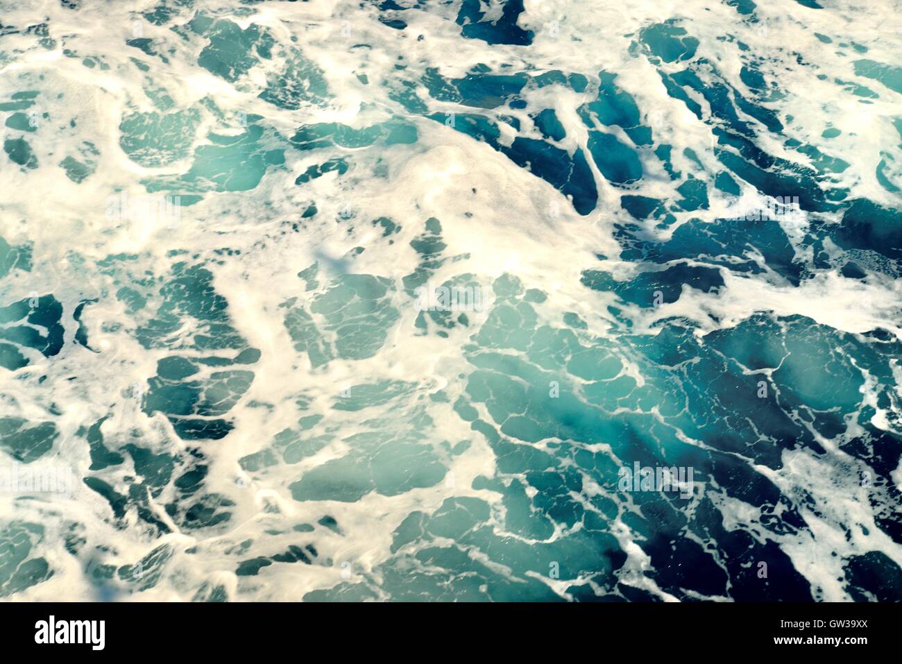 Mer agitée avec mousse blanche et bleu vert d'eau. Banque D'Images