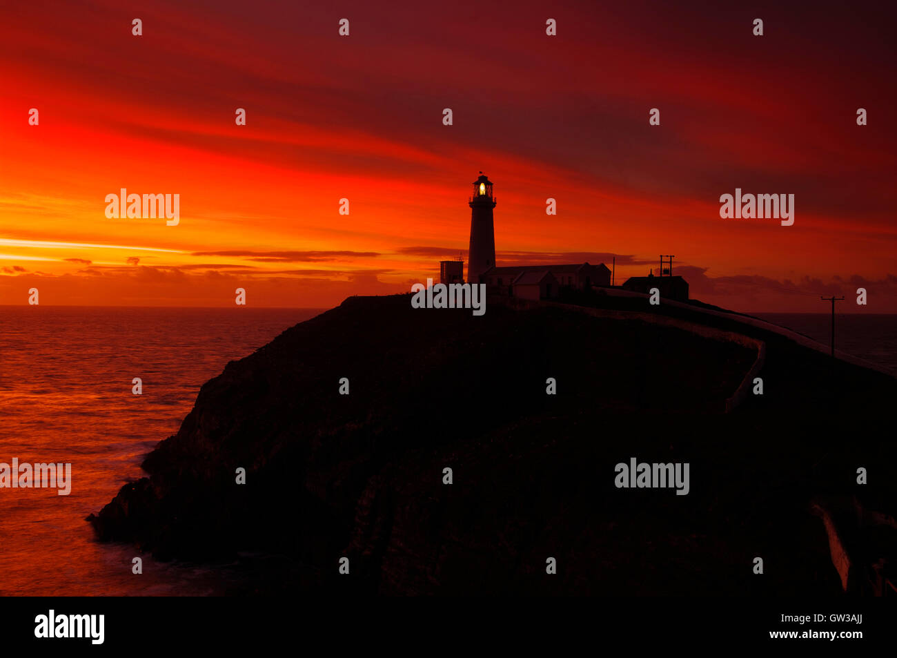 Phare de South Stack au coucher du soleil, île d'Anglesey, Banque D'Images