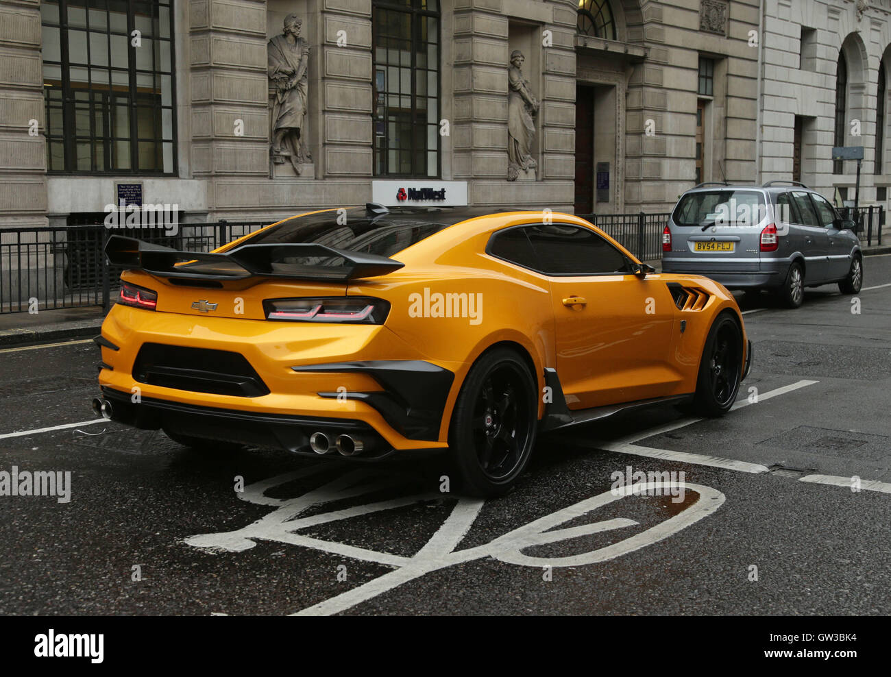 Une Chevrolet Camaro voiture de sport pendant le tournage du film  Transformers 3 : Le dernier chevalier, dans la ville de Londres Photo Stock  - Alamy
