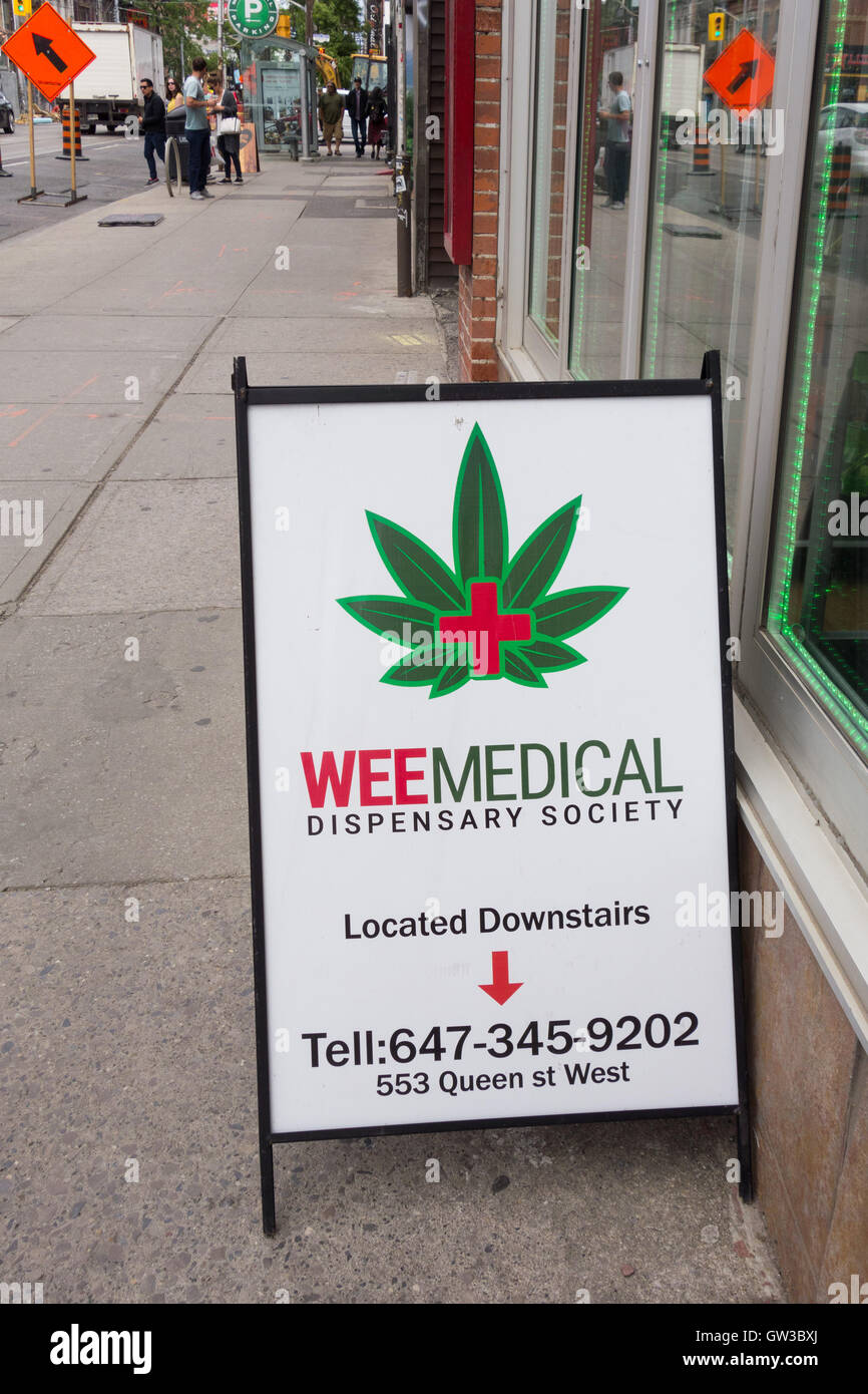 Dispensaire de cannabis marijuana sign - Toronto, Ontario, Canada Banque D'Images