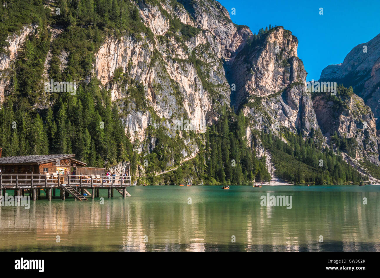 La Pragser Wildsee, ou Lac Prags, lac Braies dans Alpes Italiennes Banque D'Images