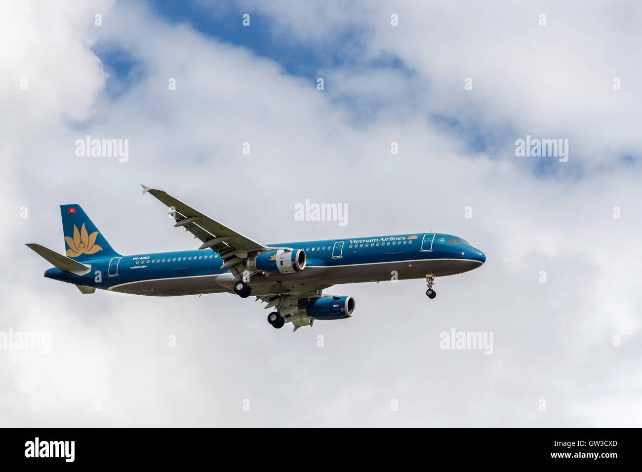Vietnam Airlines Airbus A321 venant sur le Mékong à atterrir à l'aéroport de Luang Prabang, Laos Banque D'Images