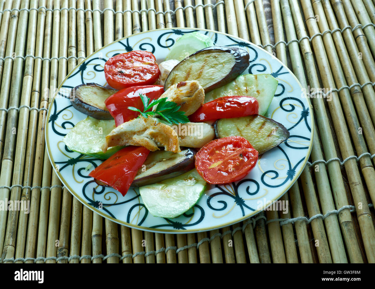 Sadzh - Azerbaïdjan lave,mélange de grillades de viandes et de légumes. Banque D'Images