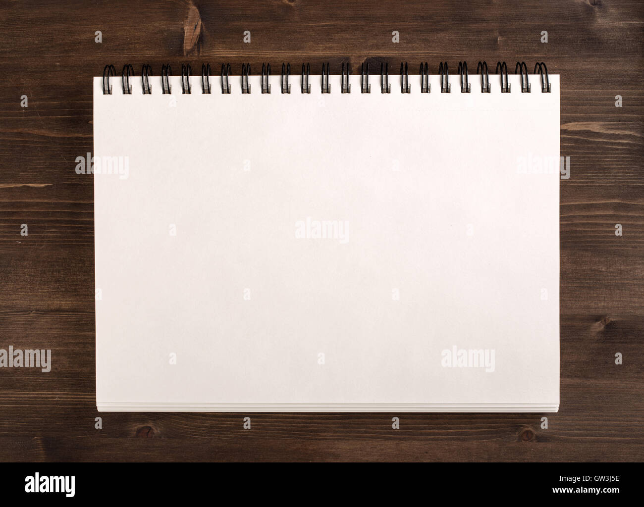 Ordinateur portable pour des croquis sur fond de bois Banque D'Images