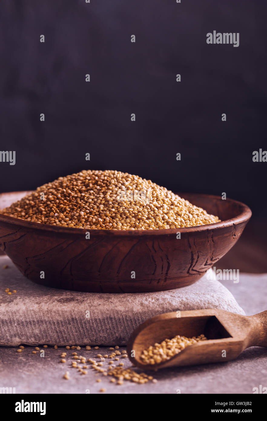 Dans un bol de quinoa cru organique Banque D'Images