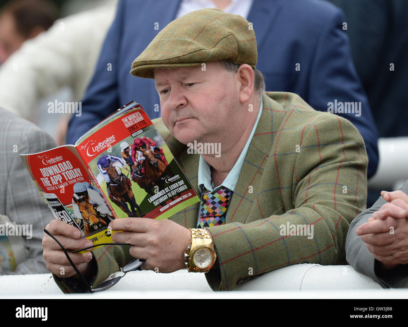 Un racegoer ses études racecard durant la journée quatre de la Ladbrokes 2016 Festival St Léger à l'Hippodrome de Doncaster, Doncaster. Banque D'Images