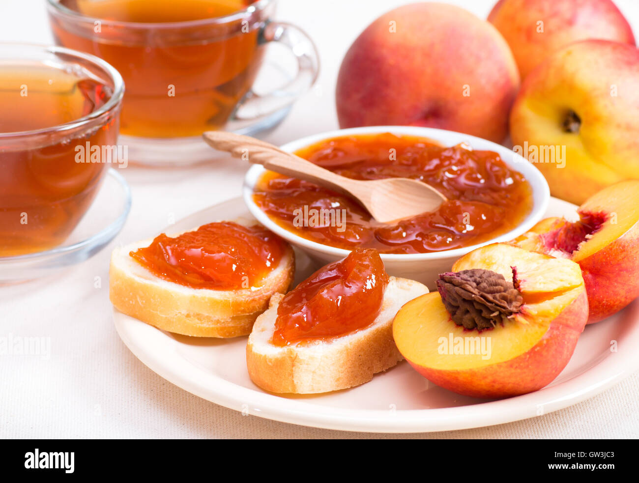 Confiture de pêches sur le pain l'horizontale Banque D'Images
