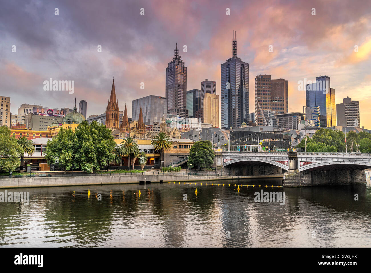 À la recherche de l'autre côté de la rivière Yarra, du quartier central des affaires de Melbourne Banque D'Images