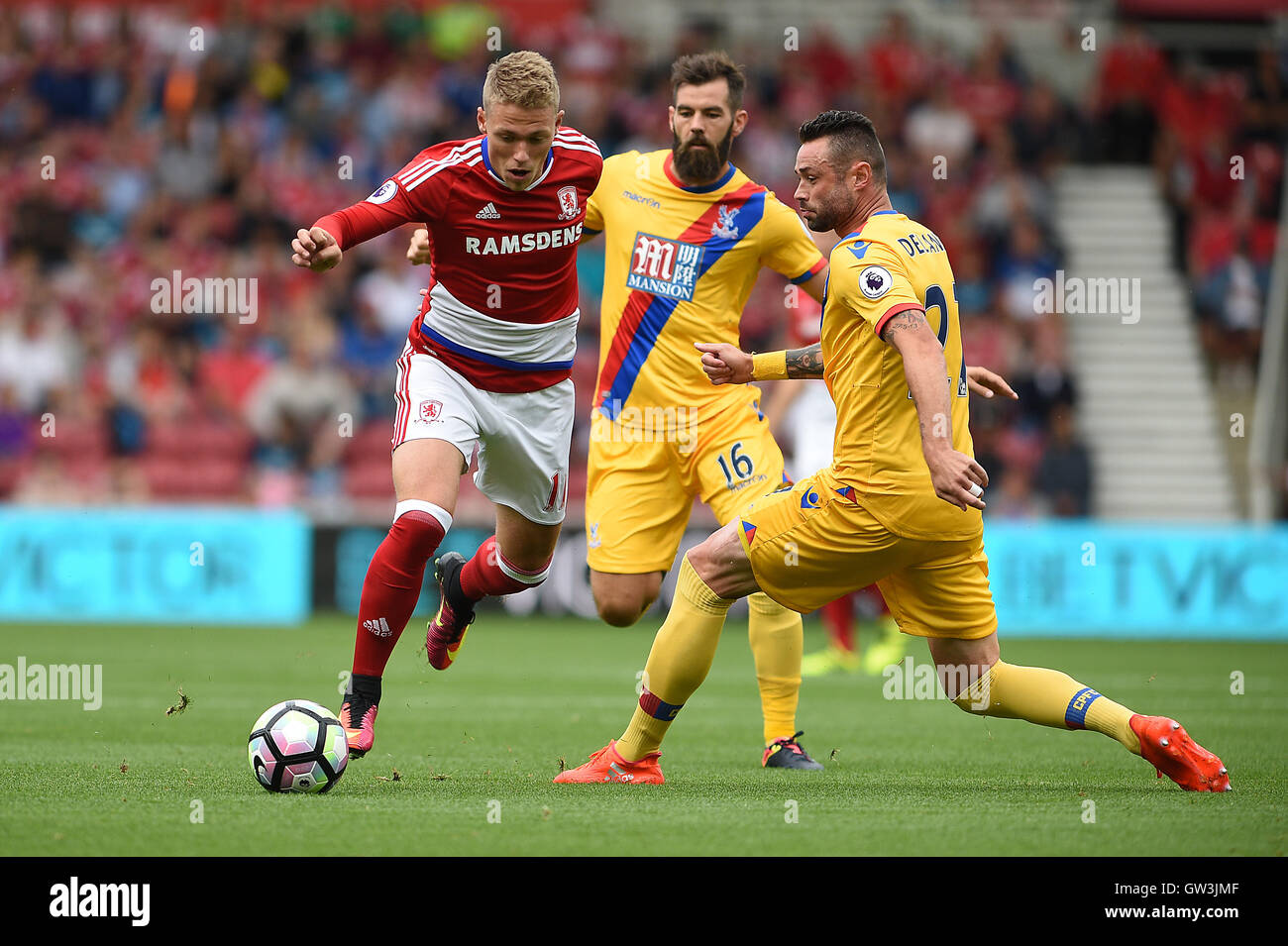 Crystal Palace defender Damien Delaney (droite) défis Middlesbrough avant Viktor Fischer (à gauche) au cours de la Premier League match au stade Riverside, Middlesbrough. Banque D'Images