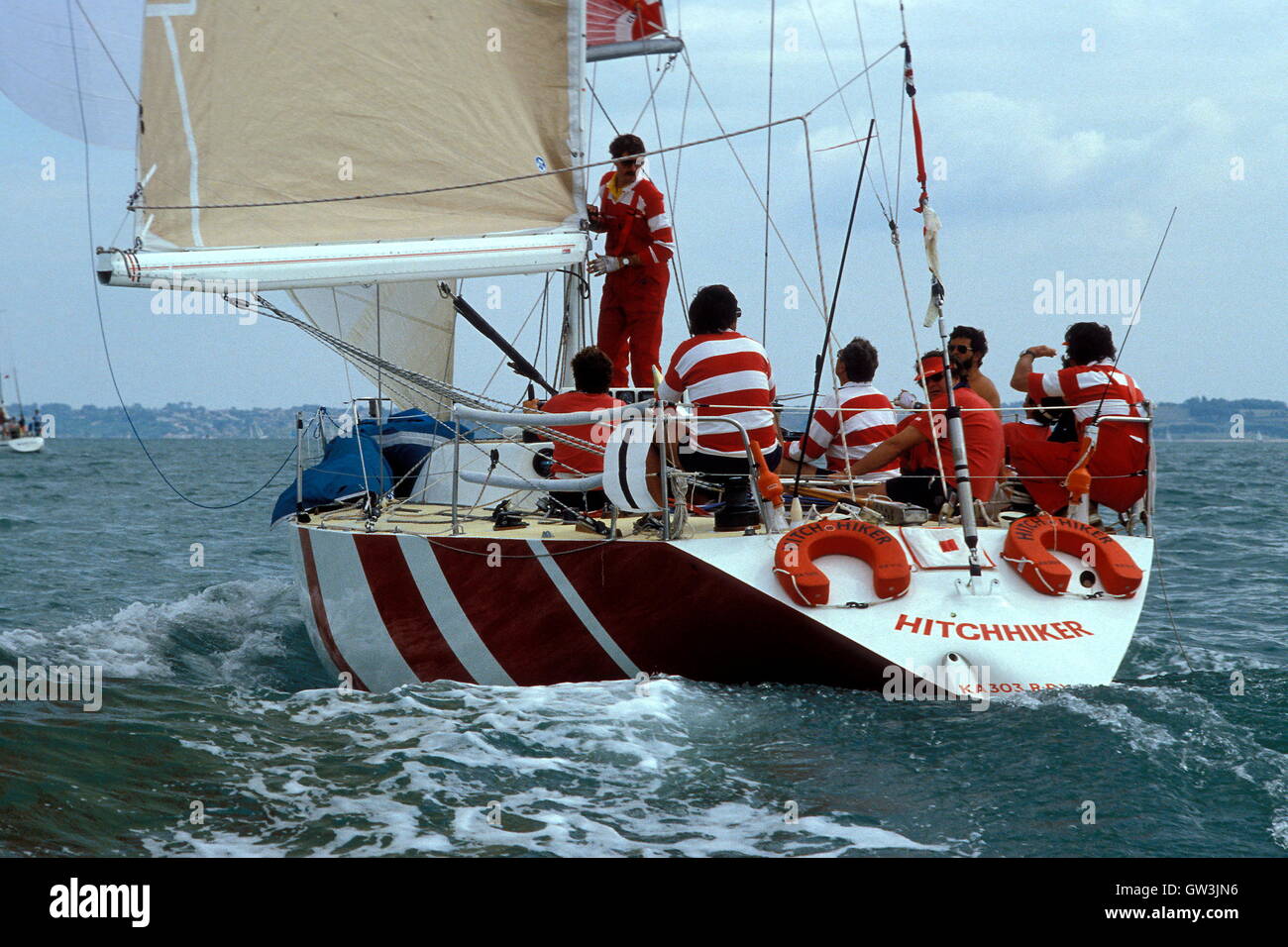 AJAXNETPHOTO.1983. SOLENT, en Angleterre. - ADMIRAL'S CUP - AUSTRLIAN YACHT ÉQUIPE AUTOSTOPPEUR. photo:JONATHAN EASTLAND/AJAX REF:auto-stoppeur 1983. Banque D'Images