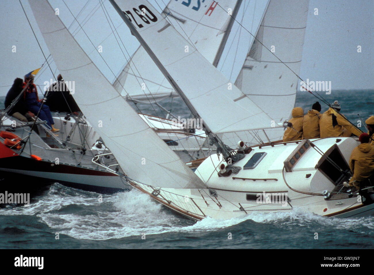 AJAXNETPHOTO. 1979. SCHEVENINGEN, Pays-Bas. - Coupe du Monde de demi-tonne - JOE COOL (LE PLUS PROCHE) traversant l'ARRIÈRE DE LA BALEINE AU COURS D'UNE COURSE CÔTIÈRE BLUSTERY. photo:JONATHAN EASTLAND/AJAX REF:YA   JOE COOL DEMI- TON 1979 Banque D'Images
