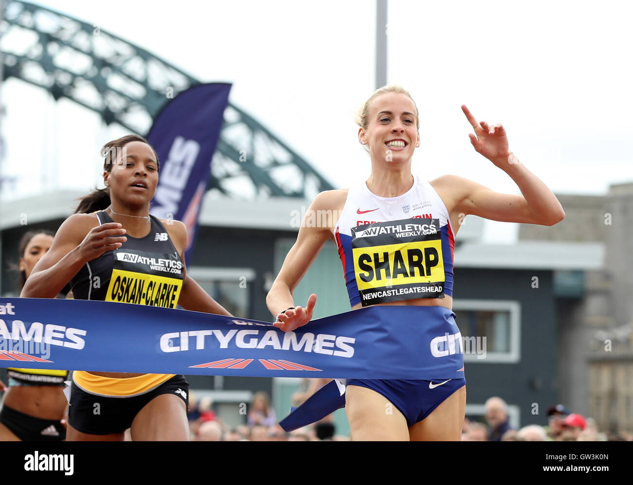 Lynsey Sharp (à droite) célèbre l'obtention de la women's 500mètres au cours de la grande ville du Nord Jeux à la Newcastle/Gateshead Quayside. Banque D'Images