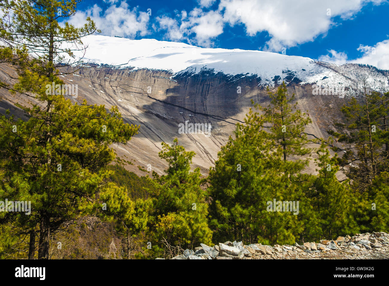 Neige PAYSAGES MONTAGNES Nature Vue du matin.La randonnée en arrière-plan du paysage. Personne photo.Asie photo horizontale. Sunlights des nuages blancs de ciel bleu. Les roches de l'himalaya. Banque D'Images