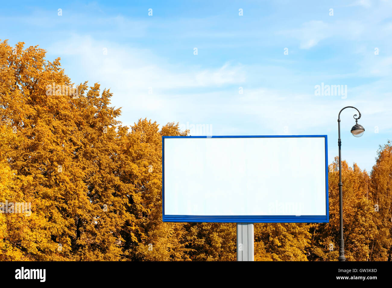 Panneau vide avec copie espace contre l'automne feuillage et ciel bleu Banque D'Images