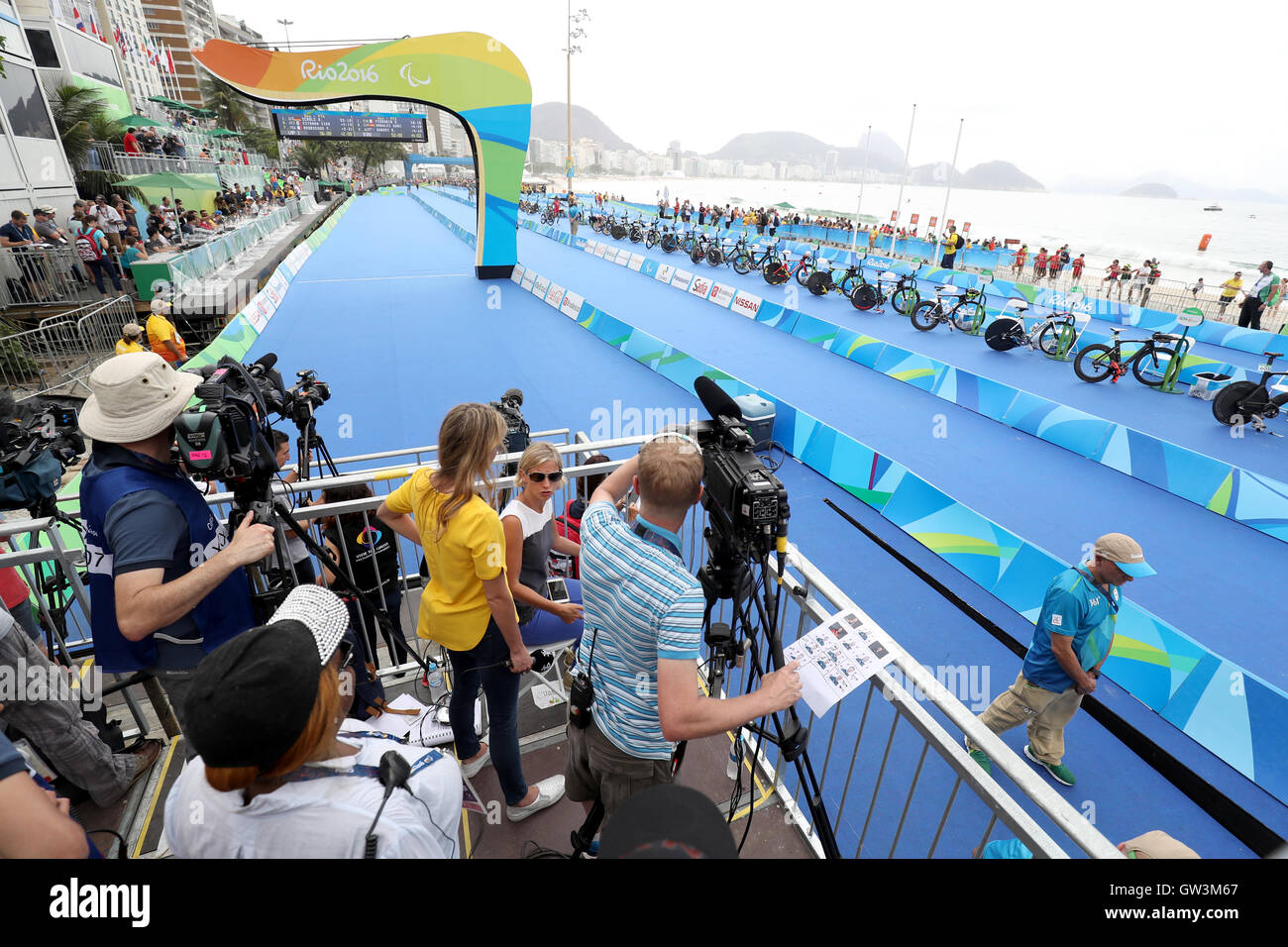 Une équipe de télévision Channel 4 au cours de la Men's Para Triathlon au cours de la troisième journée des Jeux Paralympiques de Rio 2016 à Rio de Janeiro, Brésil. ASSOCIATION DE PRESSE Photo. Photo date : Samedi 10 septembre 2016. Crédit photo doit se lire : Andrew Matthews/PA Wire. Utilisez UNIQUEMENT ÉDITORIALE Banque D'Images