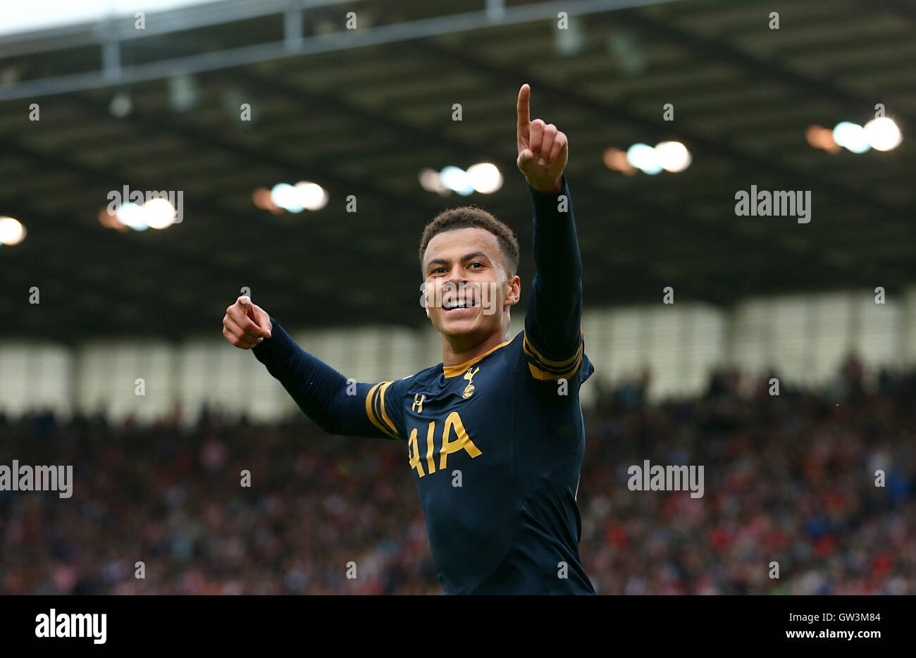 Le DELE Alli de Tottenham Hotspur célèbre son troisième but lors du match de la Premier League au stade Bet365, Stoke-on-Trent. APPUYEZ SUR ASSOCIATION photo. Date de la photo: Samedi 10 septembre 2016. Voir PA Story FOOTBALL Stoke. Le crédit photo devrait se lire comme suit : Dave Thompson/PA Wire. Banque D'Images