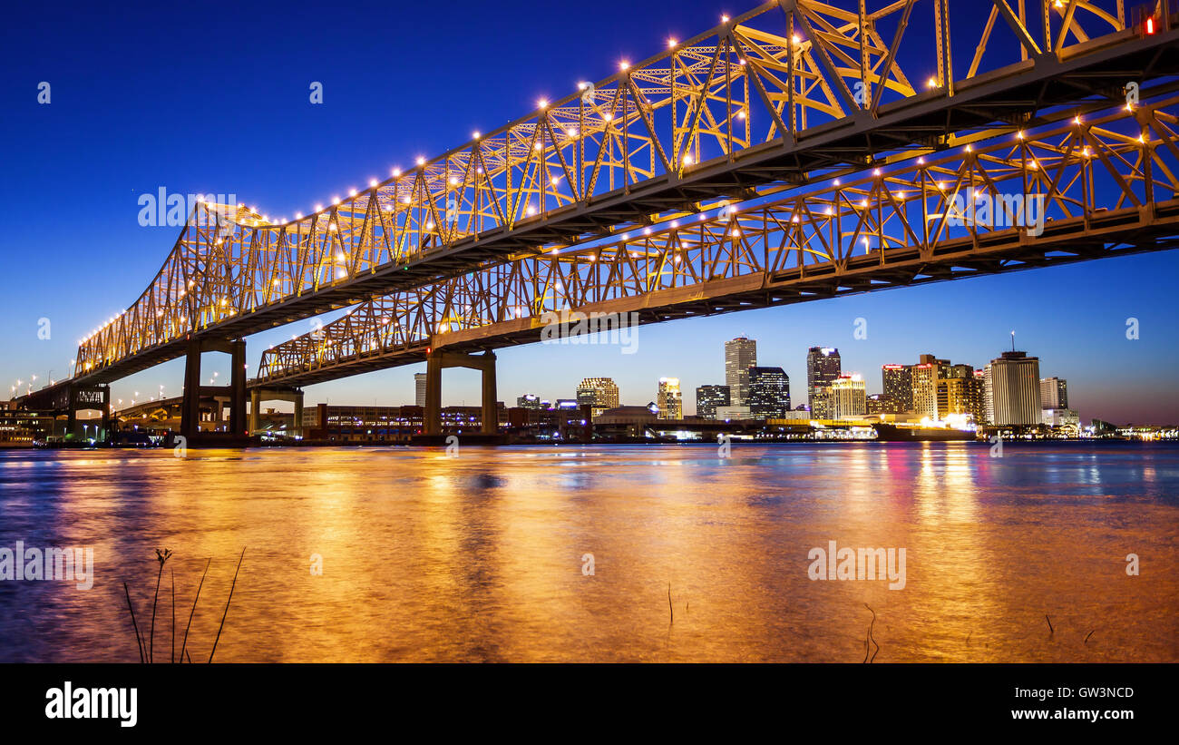 Crescent City Connection pont assure le trafic sur le fleuve Mississippi à La Nouvelle-Orléans la nuit Banque D'Images