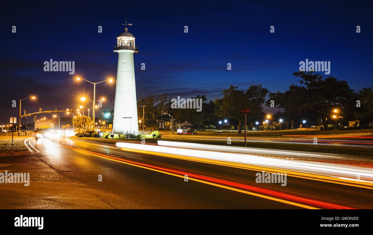 Phare de Biloxi comme la nuit tombe avec passant de la circulation automobile dans le Mississippi Banque D'Images