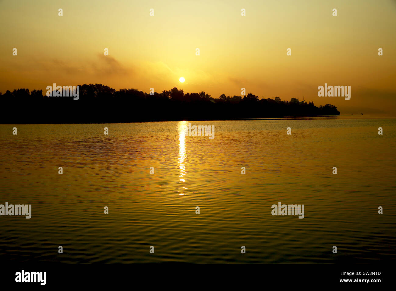 Brume du matin sur le lac Banque D'Images