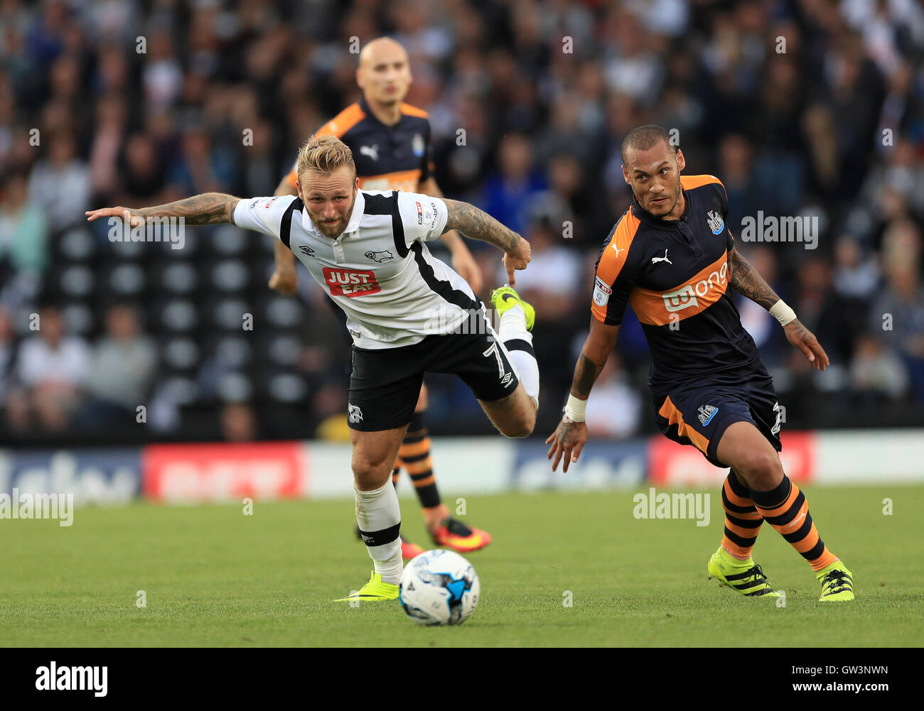 Yoan Gouffran de Newcastle United (à droite) et Derby County's Johnny Russell bataille pour le ballon pendant le match de championnat Sky Bet à l'iPro Stadium, Derby. Banque D'Images