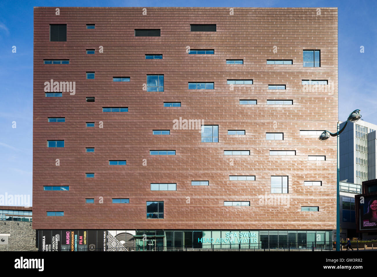 Façade cuivré de l'emblématique bâtiment Faculté des arts à l'Université de Plymouth conçu par Henning Larsen Architects, 2002-7. Banque D'Images