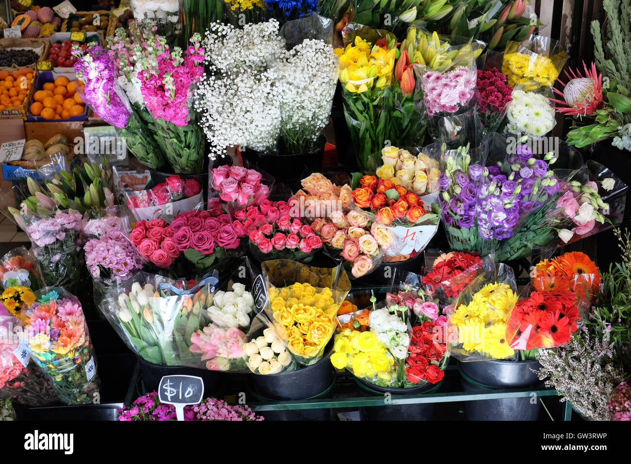 Fleurs à vendre dans un marché de fruits Banque D'Images