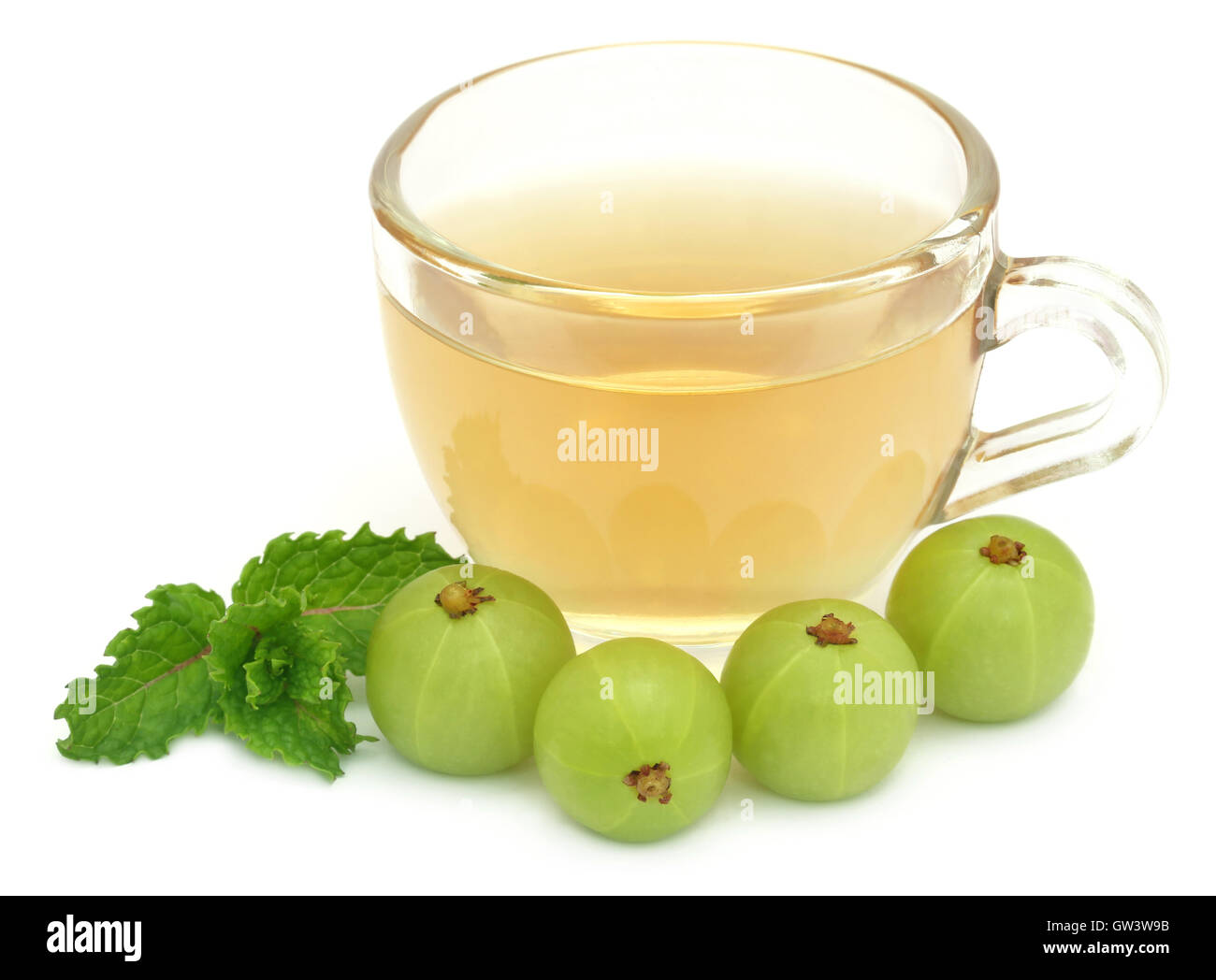 Tisane dans une tasse avec l'amla et de feuilles de menthe Banque D'Images