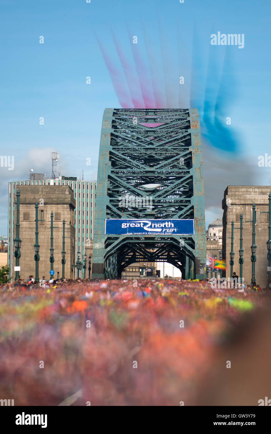 Les flèches rouges voler sur le pont Tyne au cours de la Great North Run à Newcastle. Banque D'Images